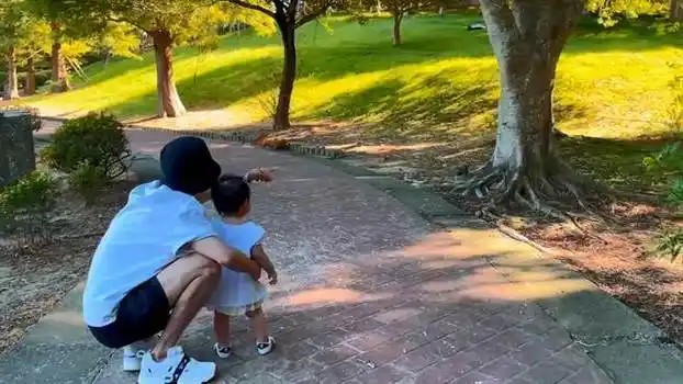 老婆掌镜一家三口 毕书尽甜牵爱女慢慢走_bii