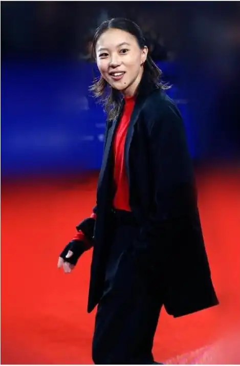 其实日前窦靖童走红毯头发都长长了不少,她当日穿着廓形西服,内搭红色