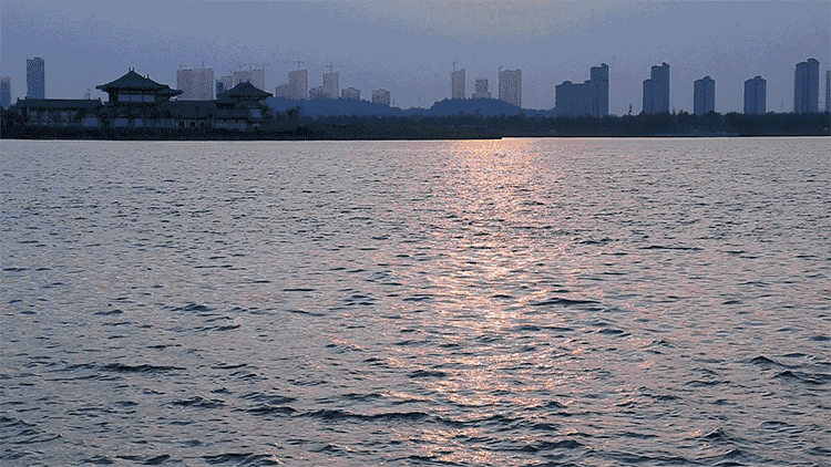 感受微风轻拂着水面看枫叶染红山林坐在爱晚亭下体验"一览众山小"的