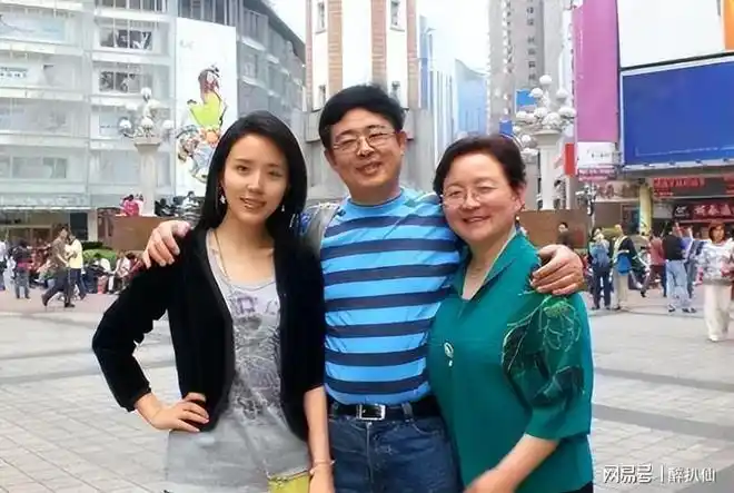 演员颜丹晨44岁勇敢为小丈夫生儿子今一家三口幸福满满