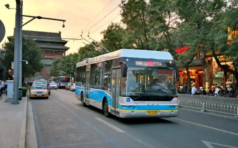 【北京公交pov】鼓楼下的电车 107路夜景(东直门枢纽站→白石桥东)