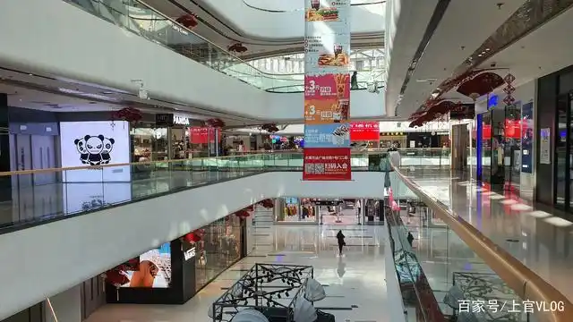 商场开业!实拍太原万达广场,进入需要测体温,人流量很小