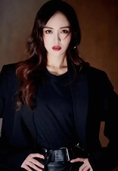 35岁唐嫣穿"男友风"西装,霸气眼神杀,网友:美帅美帅