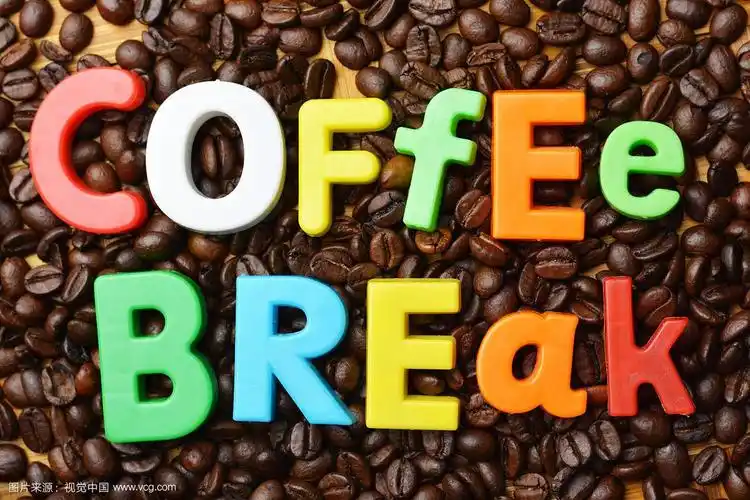 现在是时间与咖啡休息概念彩色文字烤咖啡豆的背景