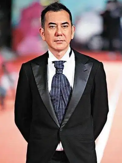 其实说起黄秋生,真的是是一个很受争议的演员,他的个人政治立场和个