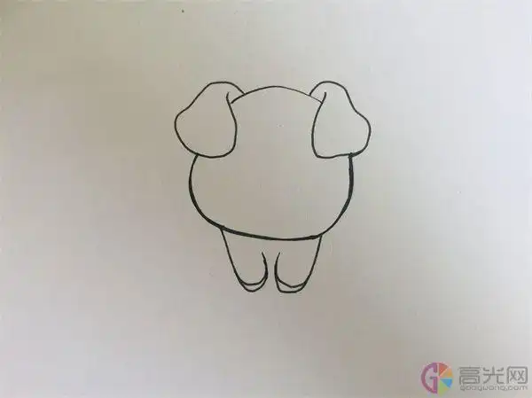2,在头部上方画好一对可爱的猪耳朵,记得要画的对称.