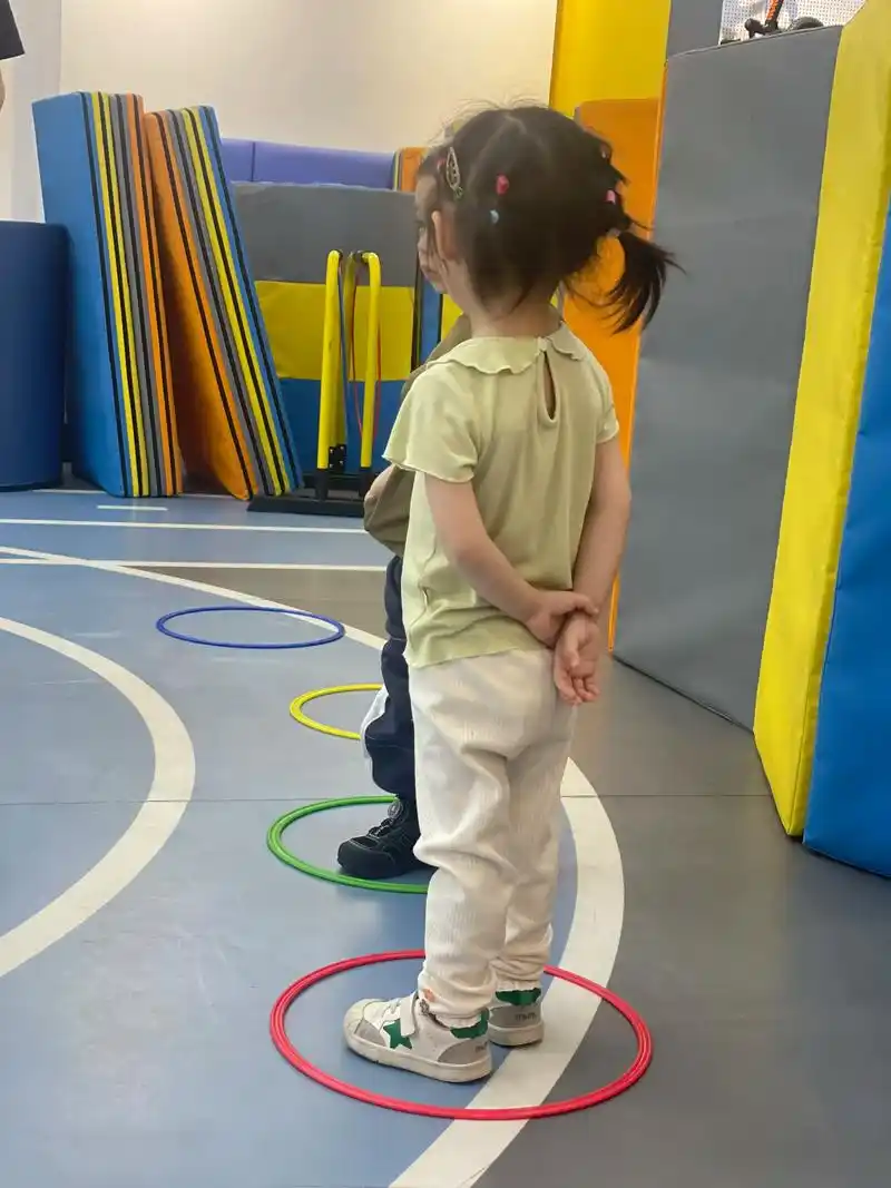 这个站姿怎么又老又小的 #精力旺盛的宝宝 #小盆友的日常