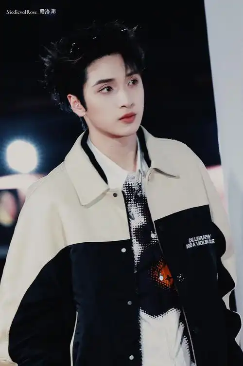 严浩翔黑白拼接外套