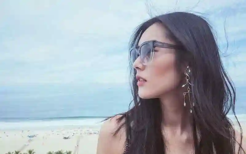 刘雯时尚唯美街拍壁纸 - 手机壁纸 - 桌面天下(desktx.com)