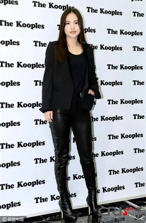 闵孝琳出席代言品牌宣传活动一身黑装干练十足