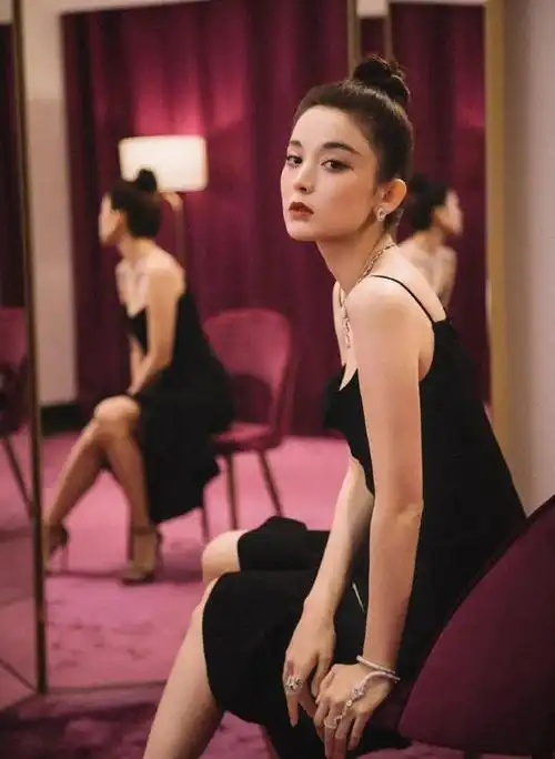 古力娜扎又美出新高度穿绝美吊带裙秀身材窈窕丰腴充满曲线