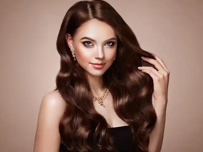 保健和美容.美丽的模特与波浪发型.化妆品和珠宝图片下载