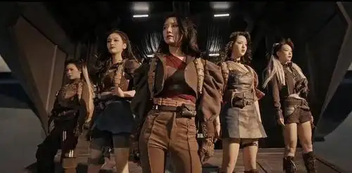 除了一开始的吴京代言,如今还有火箭少女助唱,和平精英还与愤怒的小鸟