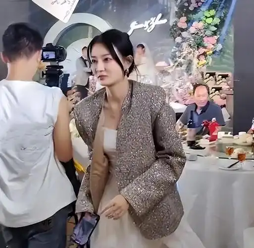 但现在的乔任梁已经去世,只有徐璐还在圈内摸爬滚打