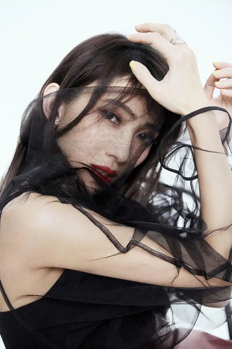 弹性的嗓音与流畅优美的音色是她独有的特点,扎实的