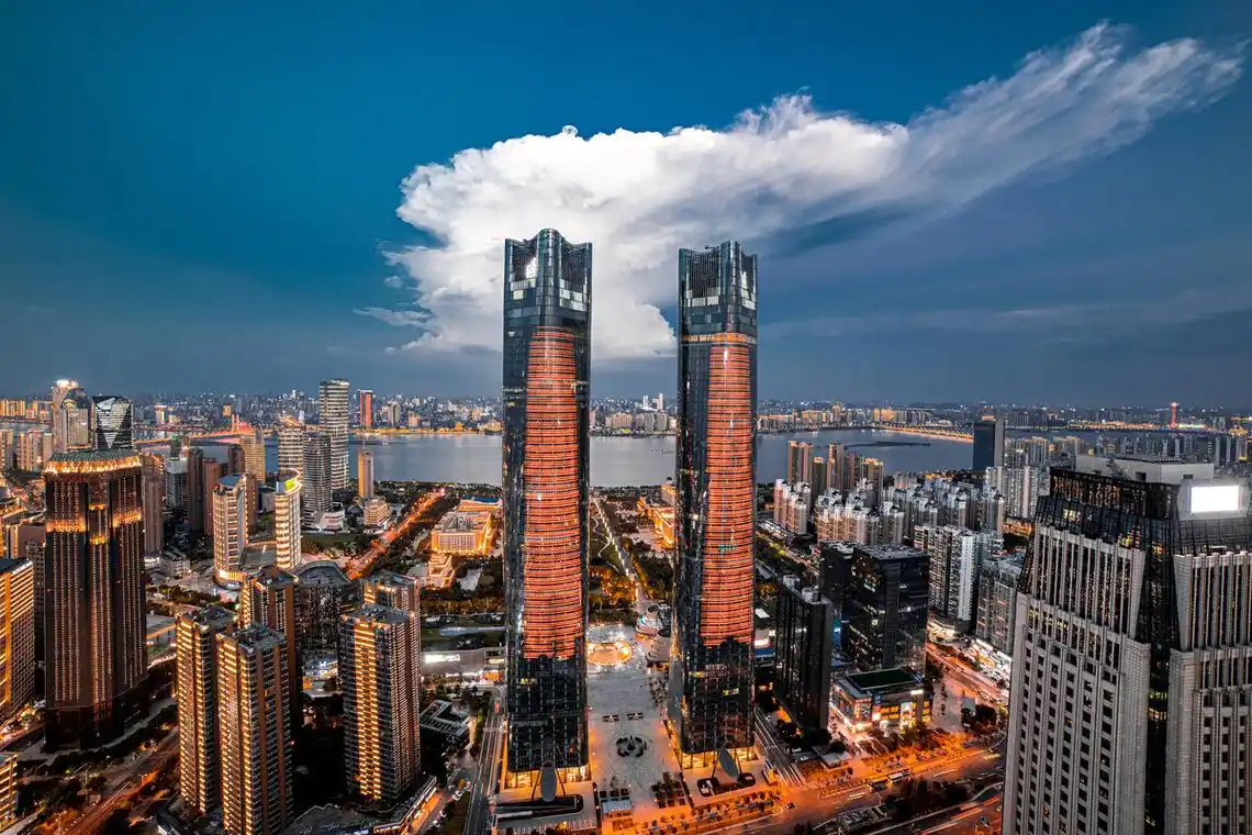 高空视角领略南昌美丽夜景观赏南昌地标建筑绿地双子塔