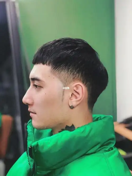 ice tip&caesar 冰锥平刘海发型冰锥鬓角的处理适合想修饰脸型又不想