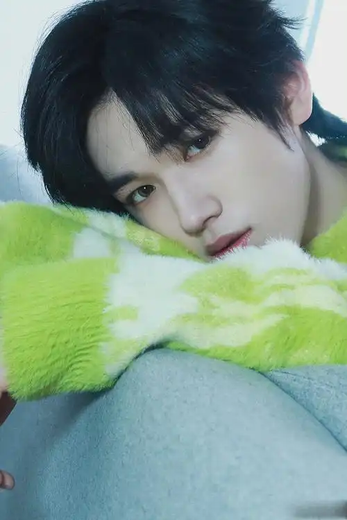 宋亚轩居家写真公开,身穿绿色花纹毛衣,温柔又可爱__财经头条