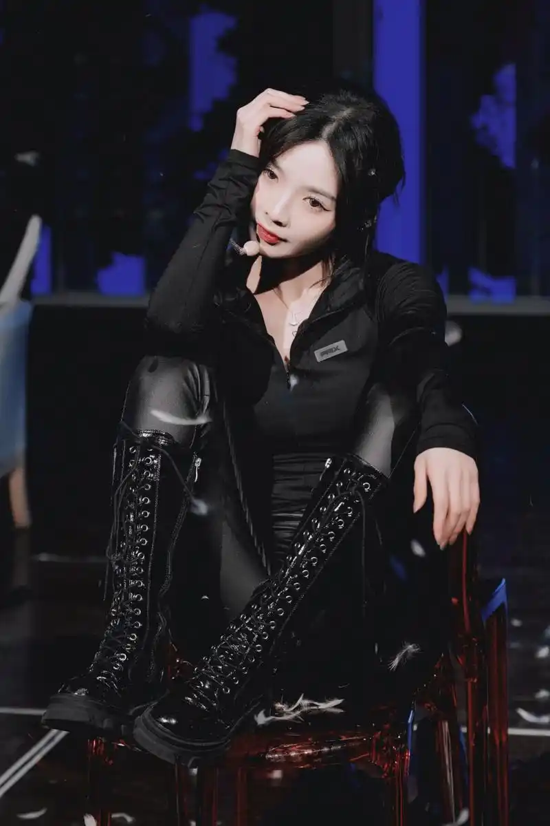 许杨玉琢# 舞台照,火辣性感紧身皮裤,谁看了不迷糊?#跨年创作挑战赛