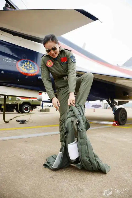 军媒发布歼10女飞行员靓照