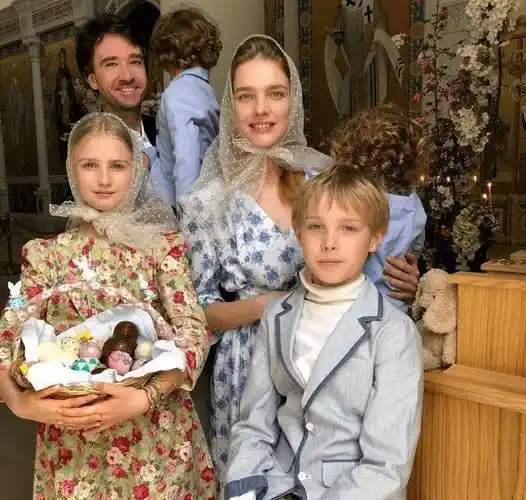 lv太子妃裙内搭裤真时髦!