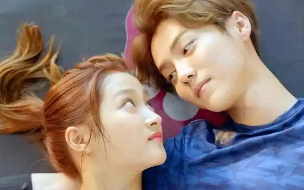 鹿晗带关晓彤外出聚餐两人亲密同行男方却遭网友吐槽像女孩