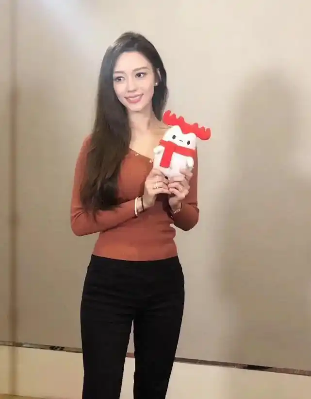 被郎朗父亲质疑整容,吉娜18岁旧照曝光,真实颜值一目了然__凤凰网