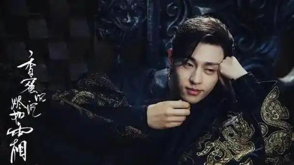 与传统审美观念中的流量小生不同,邓伦的外貌并非典型的帅哥形象.