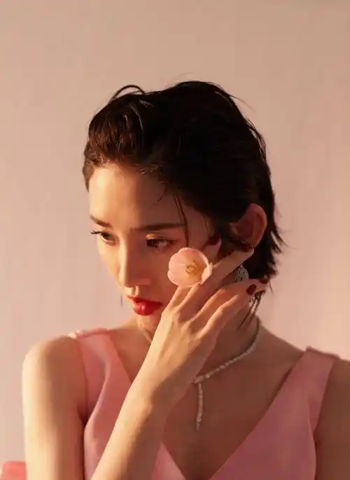 唐艺昕的"花瓶腰"太抢镜了,穿粉色v领蝴蝶裙配短发,又美又靓_连衣裙