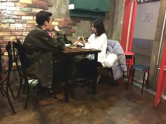 邢菲高旻睿深夜买红薯轧马路清纯侧面酷似郑爽