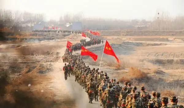 部队在行军路上. 杨慧斌 摄