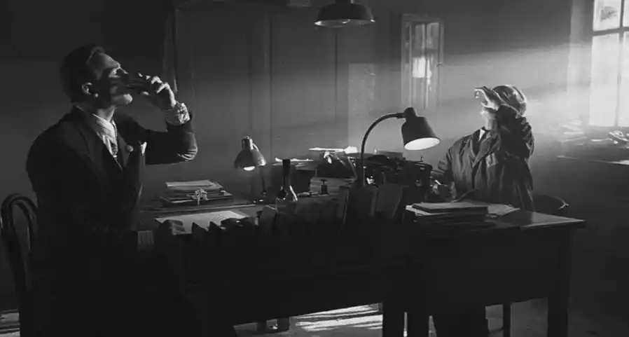 下面是电影《辛德勒的名单》截图,这幅画面中,我们可以以较近的距离