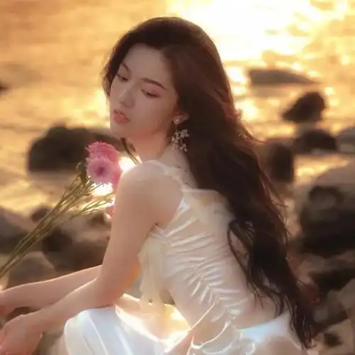 第一眼就吸引人的图片女生头像很小众却很惊艳的图片