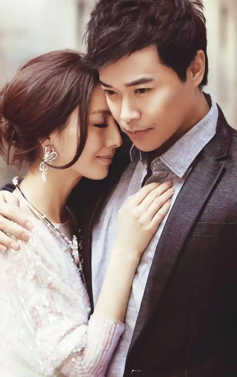 早几日前陈思诚在某活动上台领奖的时候大方公开示爱自己的老婆佟丽娅