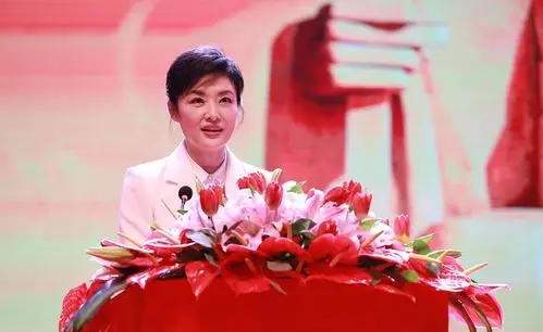 51岁央视最美主持人周涛近照一袭白色西装气质不减当年