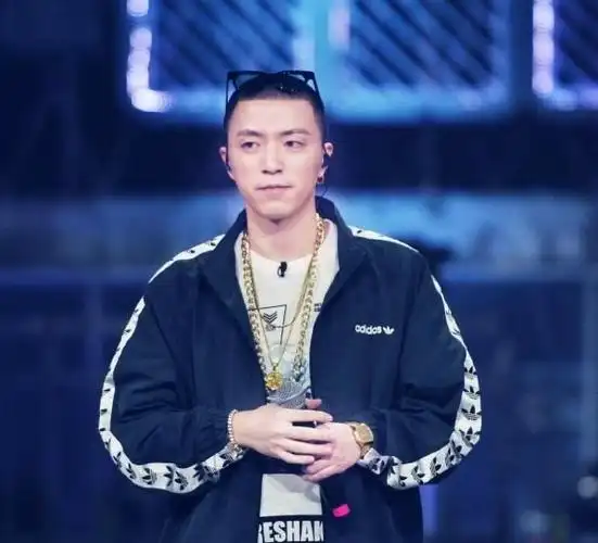 jony j演唱会求婚,四字誓言感动女友,网友发问:vava怎么办?