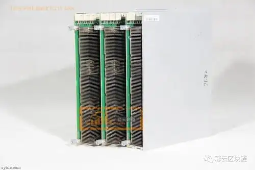 蚂蚁矿机z15_420k内置了3块算力板,通过卡槽放置于机壳内,并通过与出