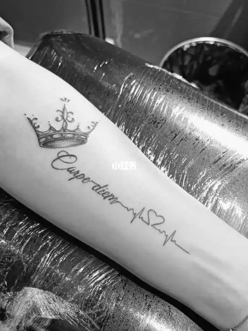 小清新英文皇冠纹身