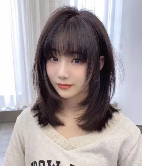 2022中长发直发发型,打造出时尚百变的风格_发型造型_宝妈时尚生活网