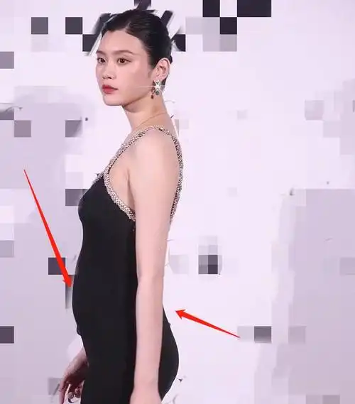 奚梦瑶挺大孕肚商场捞金!穿细高跟鞋不怕危险