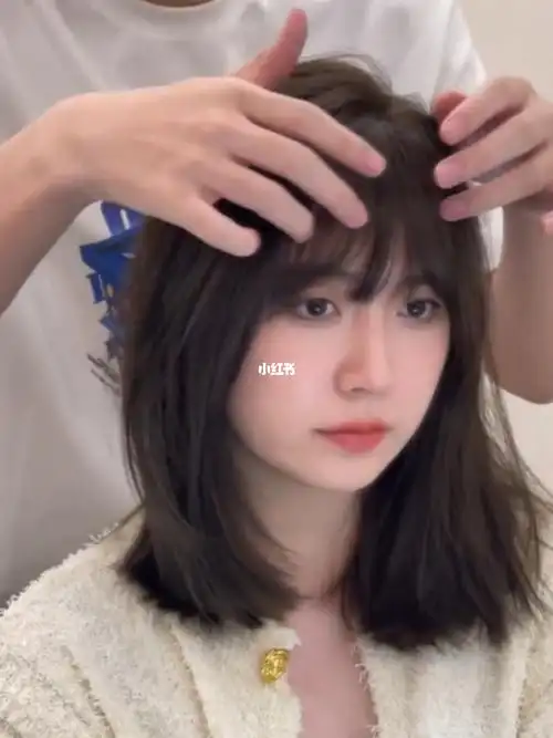 减龄锁骨发搭配瘦脸法式刘海真的太显脸小了