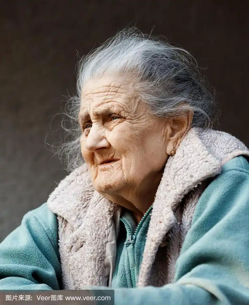 一个满脸皱纹的老女人的肖像