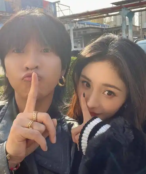 杨幂与异性合照,举止亲密手指嘴唇好乖巧,穿棒球衫像对大学情侣_女性