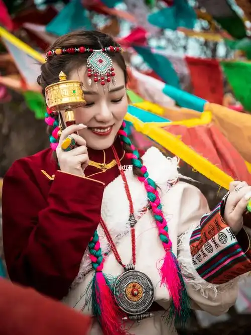 白色氆氇(pulu)花边藏袍,搭配红色上衣穿搭