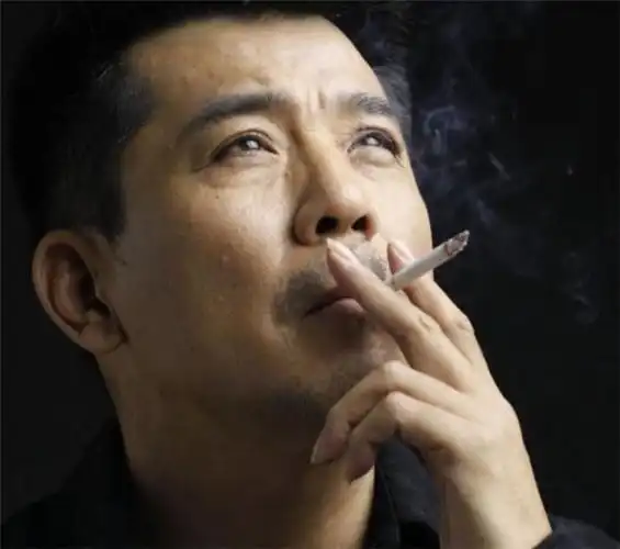 男人的中年孤独无助白天带着微笑夜晚无人处落泪