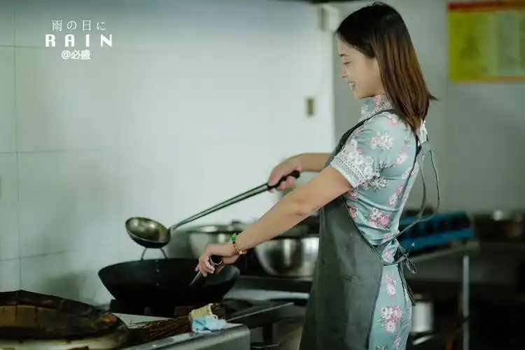 山村饭店里的美女厨娘