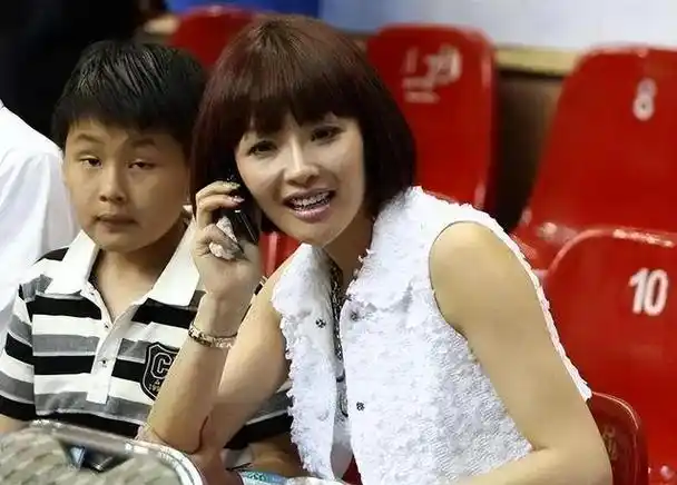 吴迪她是cba最美老板娘身价几十亿给易建联肥约