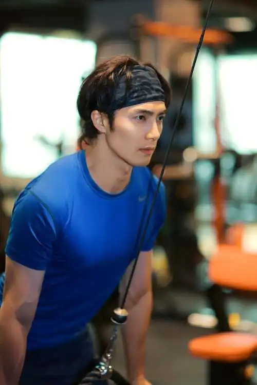 贺军翔新戏训练照曝光,颜值居然比《恶魔》时期还要帅啊!_阿猛