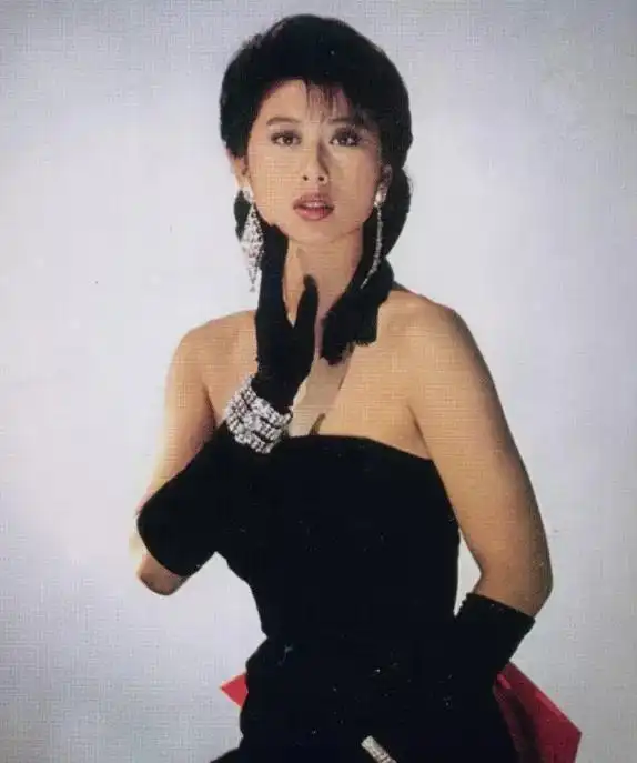 叶倩文为胡夏庆生,费翔为母亲放弃她,林子祥却为她放弃前妻!