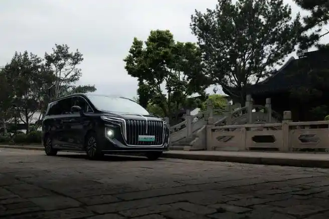 曹德旺红旗#    红旗hq9的上市,标志着国产豪华车的新高度.